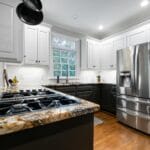 Jasna nowoczesna kuchnia z lodówką inox i eleganckim blatem