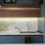Minimalistyczna kuchnia z marmurowym blatem i stalowym sprzętem AGD