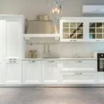 Nowoczesna biała kuchnia z eleganckim żyrandolem