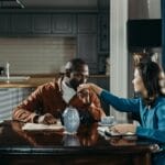 Para przy stole w przytulnej kuchni podczas picia herbaty