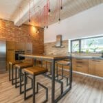 Przestronna loftowa kuchnia z drewnianymi blatami i metalowymi akcentami