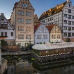 Widok nadmorskiej zabudowy nad Motławą w centrum Gdańska