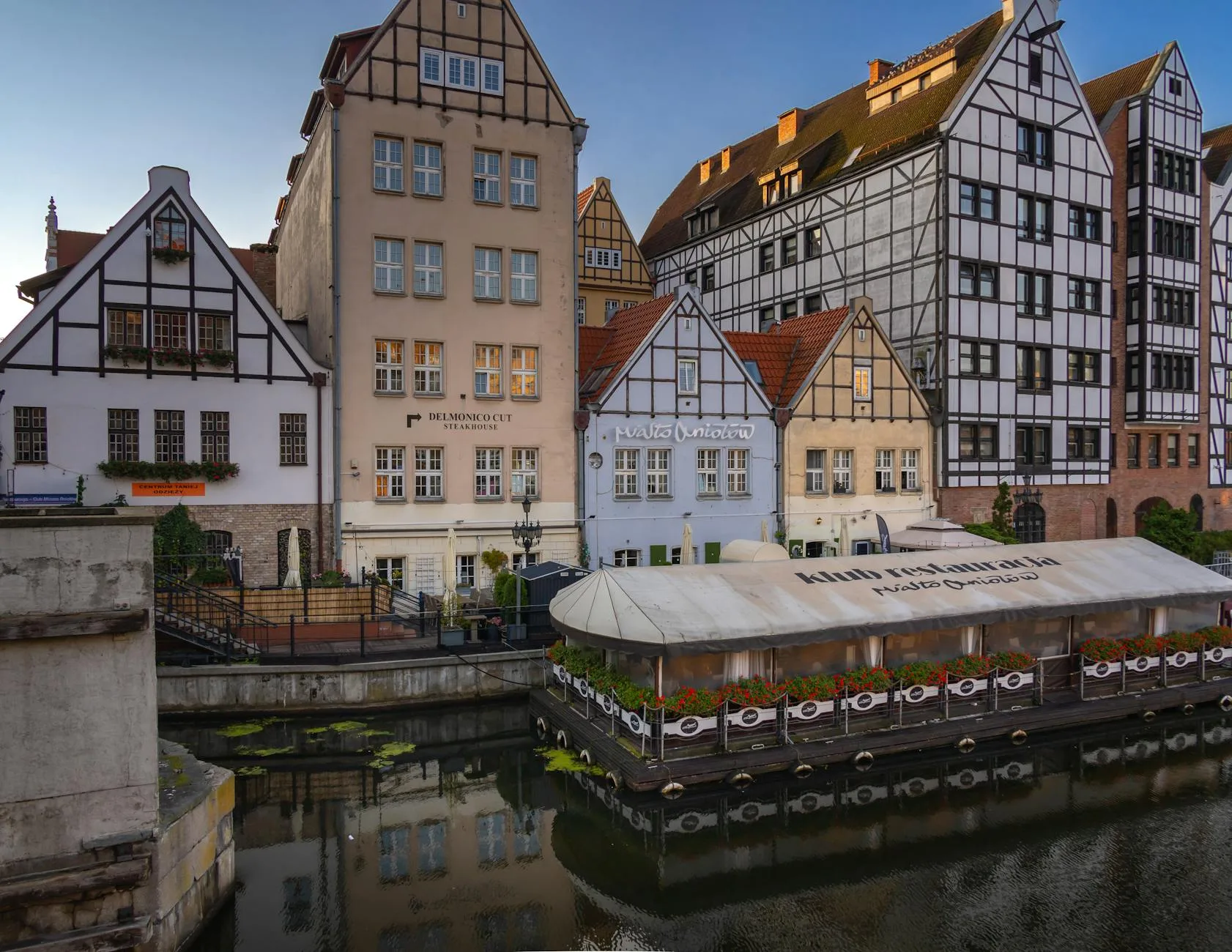 Różowe tenisówki na piaszczystej plaży w Gdańsku o zachodzie słońca