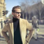 Elegancki mężczyzna w płaszczu na miejskiej ulicy w Budapeszcie