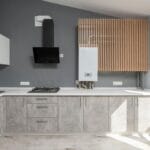 Jasna nowoczesna kuchnia z długim blatem roboczym i zabudową szafek