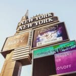 Kasyno New York New York w Las Vegas z reklamą Cirque du Soleil
