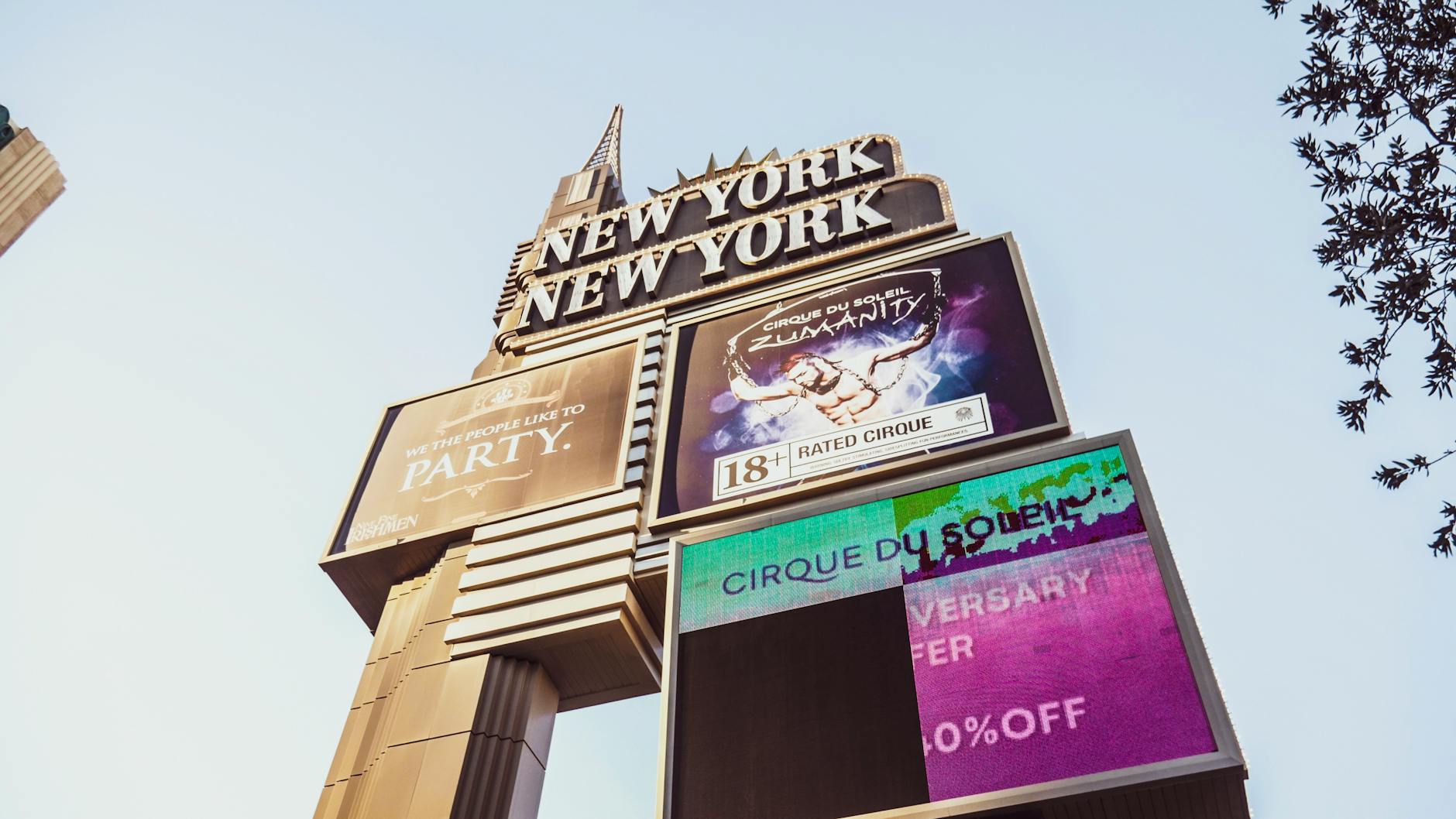 Kasyno New York New York w Las Vegas z reklamą Cirque du Soleil