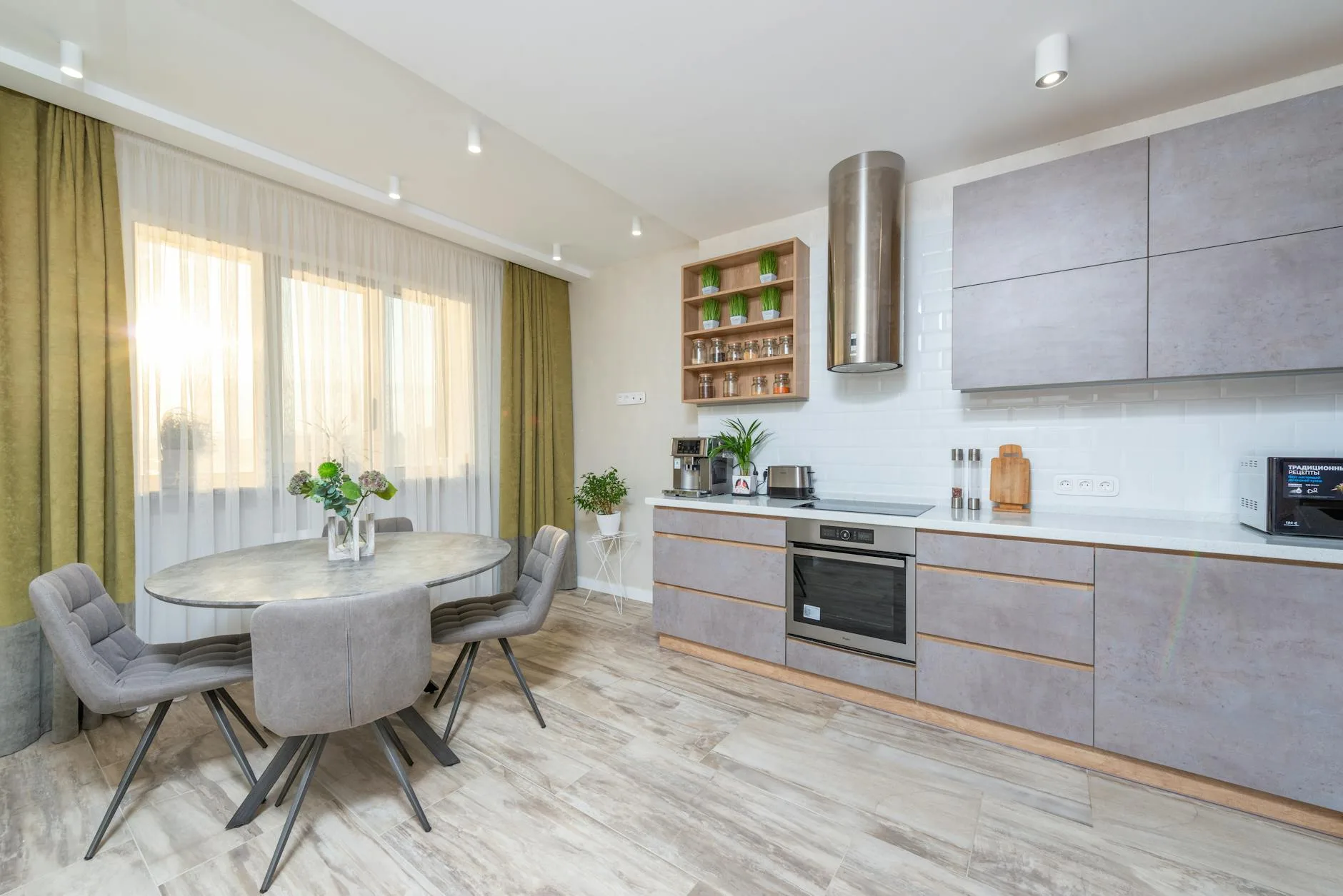 Nowoczesna jasno oświetlona kuchnia z jadalnią i gładkimi szafkami