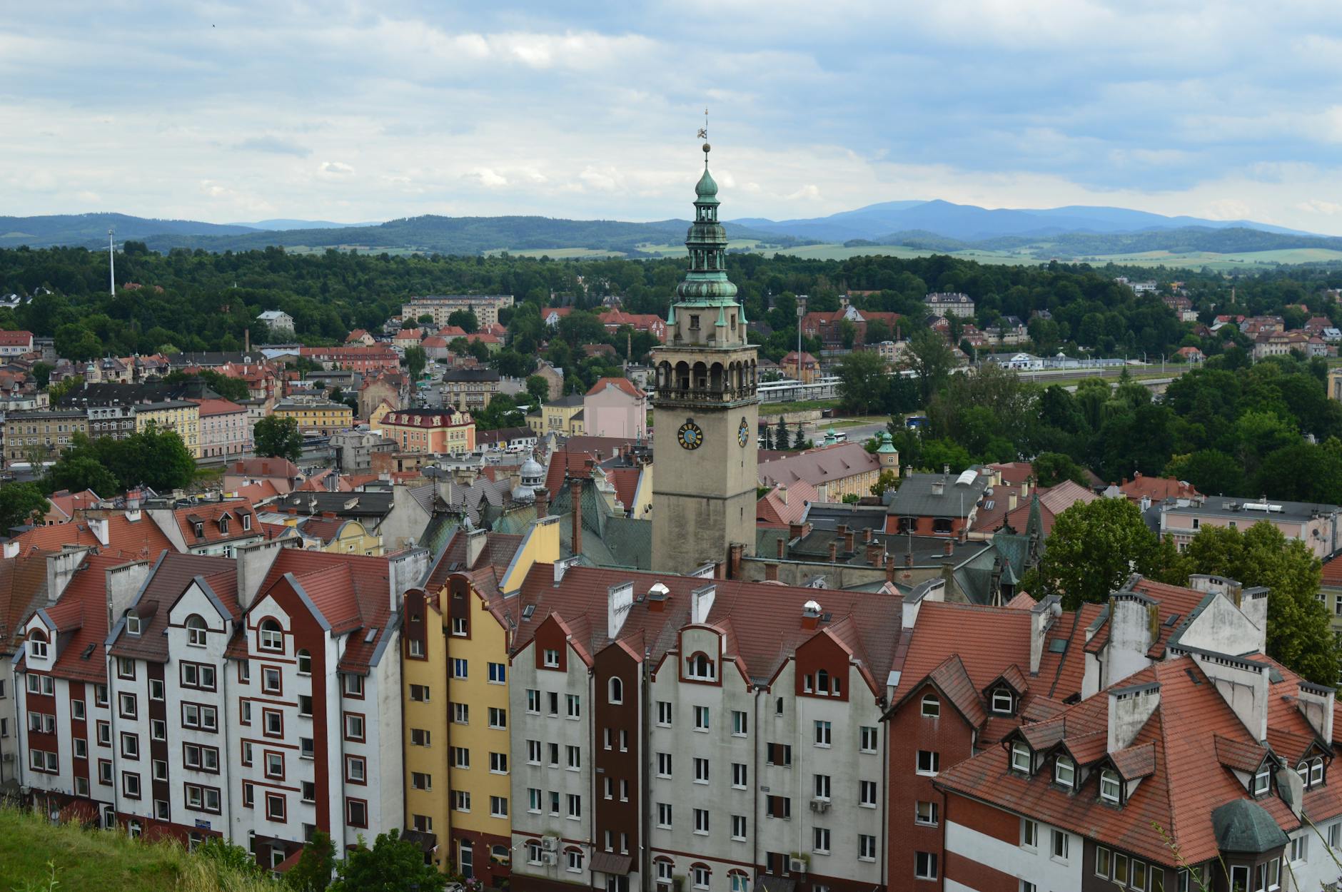 Panorama Kłodzka z lotu ptaka z widokiem na stare miasto