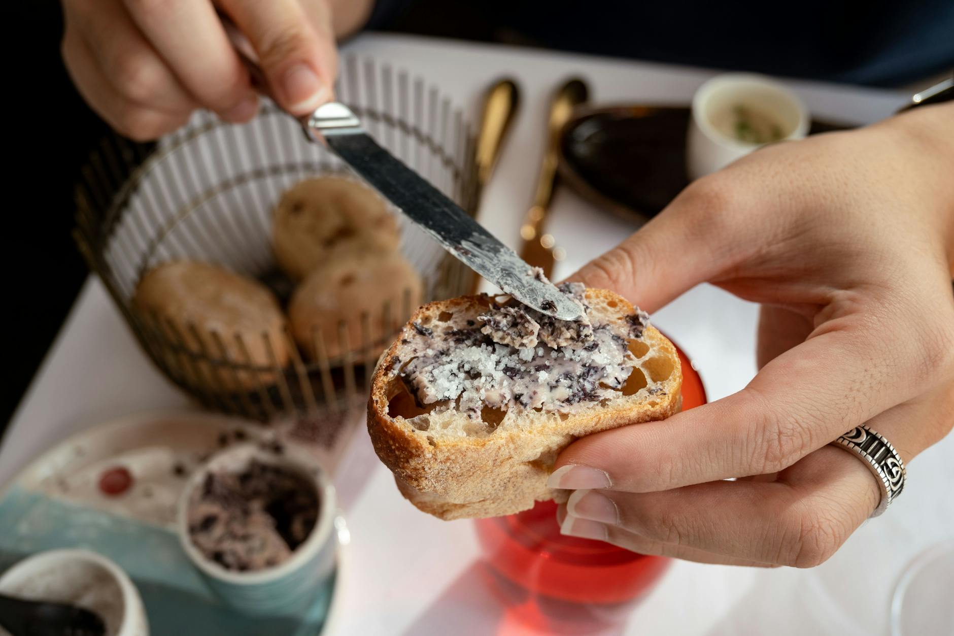 Smarowanie tapenady z czarnych oliwek na pieczywie w kawiarni