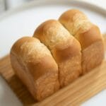 Złocista focaccia z oliwkami i rozmarynem na drewnianej desce