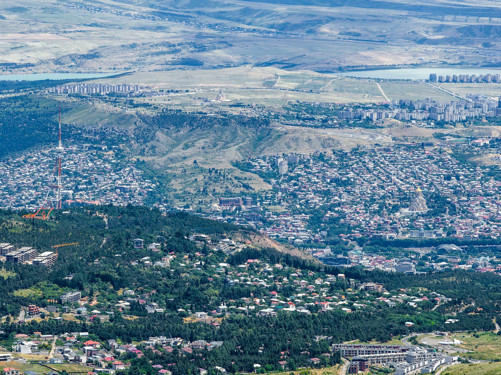 Letni widok z lotu ptaka na Tbilisi otoczone wzgórzami