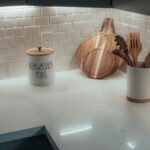 Minimalistyczny kącik kuchenny z deskami do krojenia i przyborami