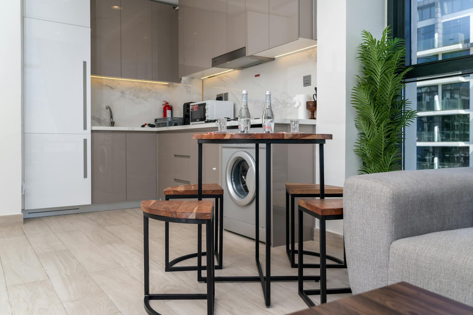 Nowoczesna kuchnia w apartamencie z minimalistycznym wystrojem