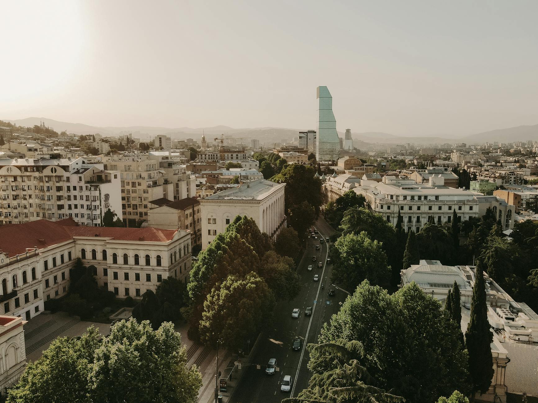Panorama Tbilisi z lotu ptaka o zachodzie słońca
