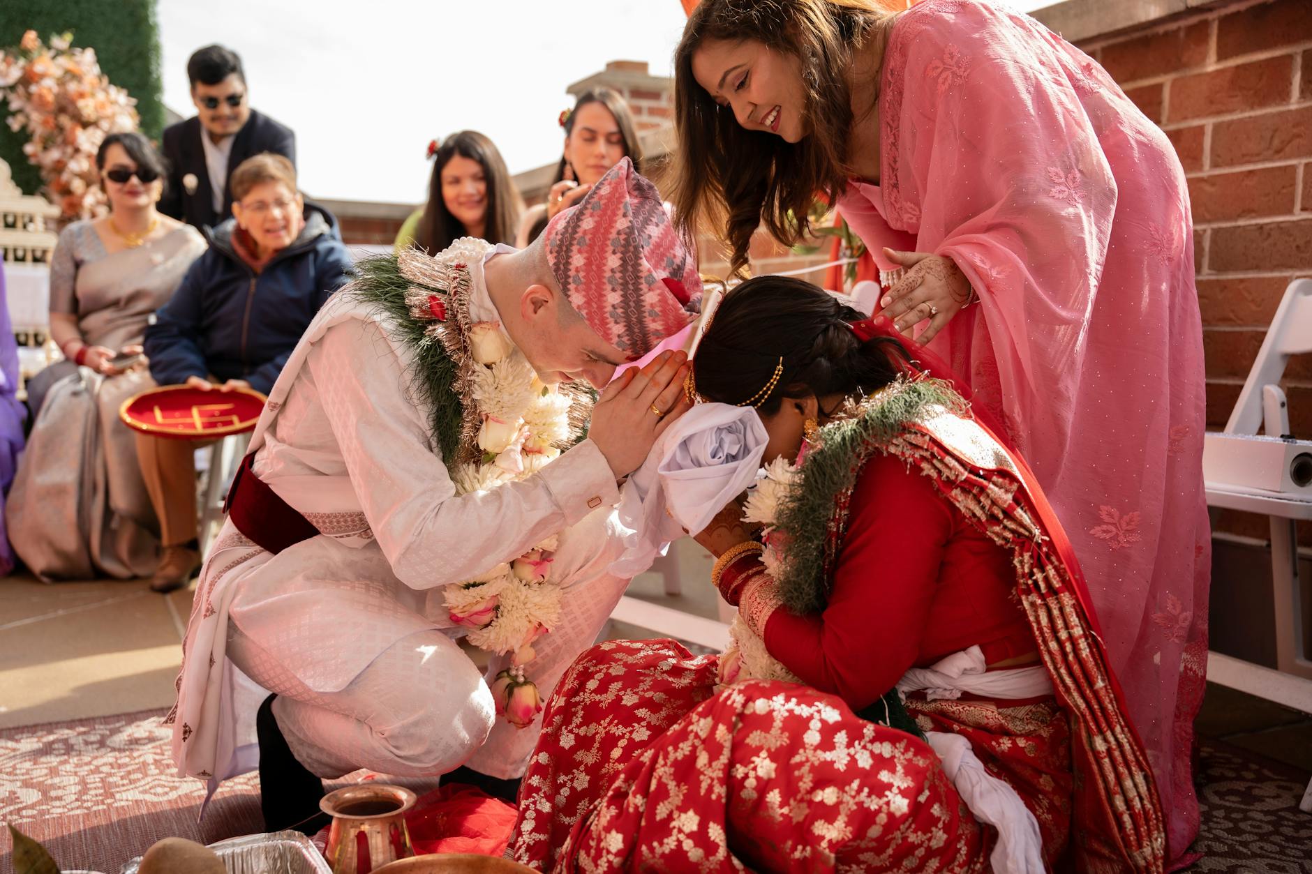 Tradycyjny nepalski ślub z rytuałami podczas ceremonii w Chicago