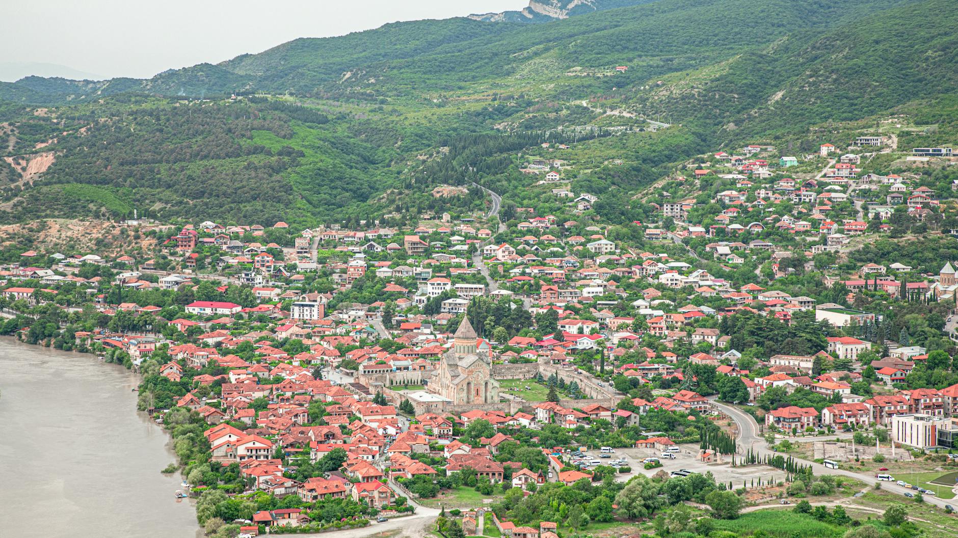 Widok z lotu ptaka na Mcchetę i katedrę Sweti Cchoweli