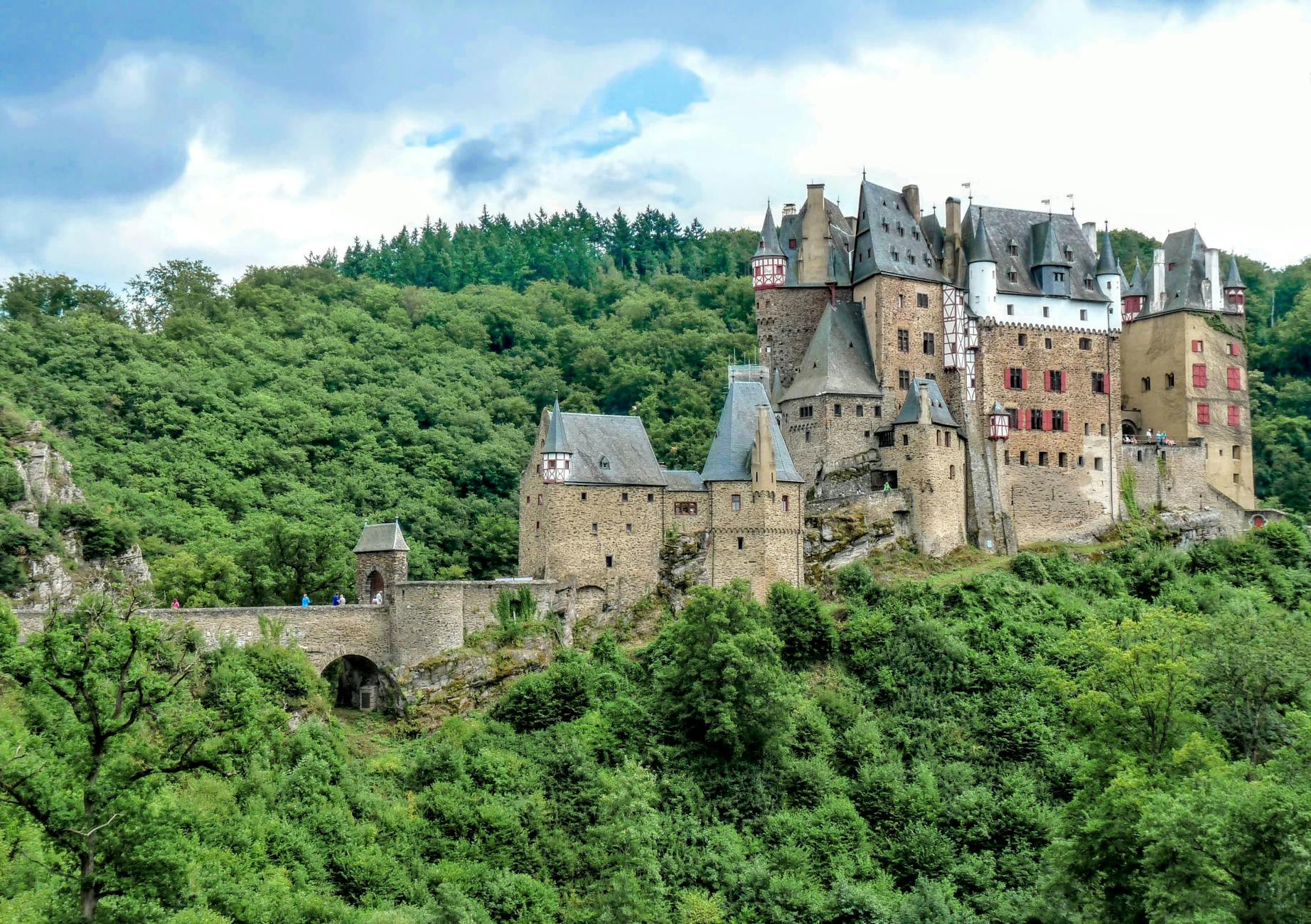 Widok z lotu ptaka na średniowieczny zamek Eltz w zielonej dolinie