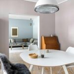 Jasna jadalnia w stylu skandynawskim z minimalistycznymi meblami