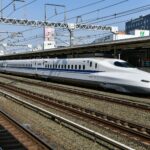 Szybki pociąg Shinkansen na stacji Hamamatsu w Japonii