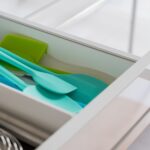 Uporządkowana szuflada z silikonowymi łopatkami i rózgą kuchenną