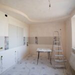 Przestronna kuchnia w remoncie z drabiną i narzędziami na podłodze